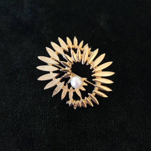 Vintage Brooks Brushed & Glossy Gold Tone Dimensional Brooch w/ Faux Pearl 1.75" - Picture 7 of 8